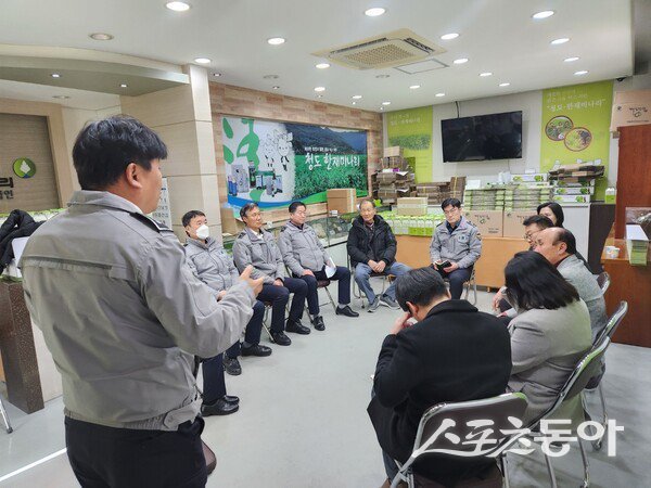 청도경찰서가 한재미나리 단지 현장에서 교통혼잡 대책 간담회를 진행하고 있다. 사진제공 ㅣ 청도경찰서