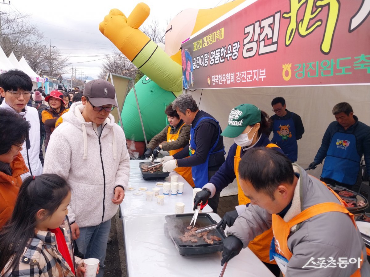 강진청자축제장 한우 소고기 시식회. 사진제공=강진
