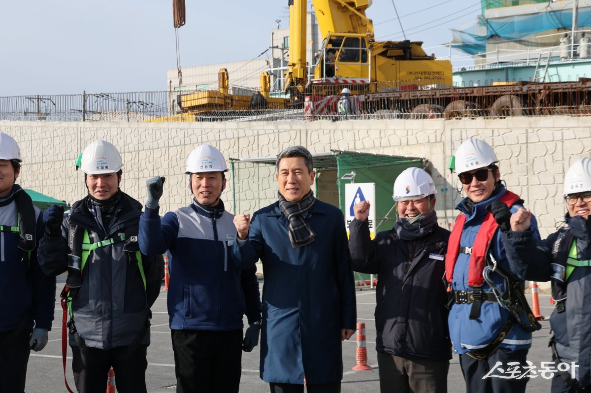 이강덕 포항시장은 21일 효자~상원 간 도로건설공사 동빈대교 강교 거치 작업 현장을 방문해 공사 진행 상황을 점검하고 관계자를 격려했다. 사진제공|포항시