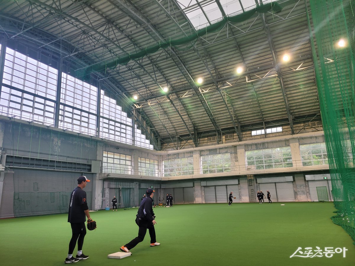 한화 선수들이 21일 일본 오키나와 온나손 아카마구장 실내 훈련장에서 수비 훈련을 진행하고 있다. 두 팀은 비로 인해 21일에 예정됐던 연습경기를 진행하지 못했다. 홈팀 삼성이 아카마구장의 스프링캠프 훈련 시설을 사용할 수 있게 배려하면서 원정팀 한화가 아카마구장에서 팀 훈련을 실시했다. 오키나와(일본)|장은상 기자 award@dong.com