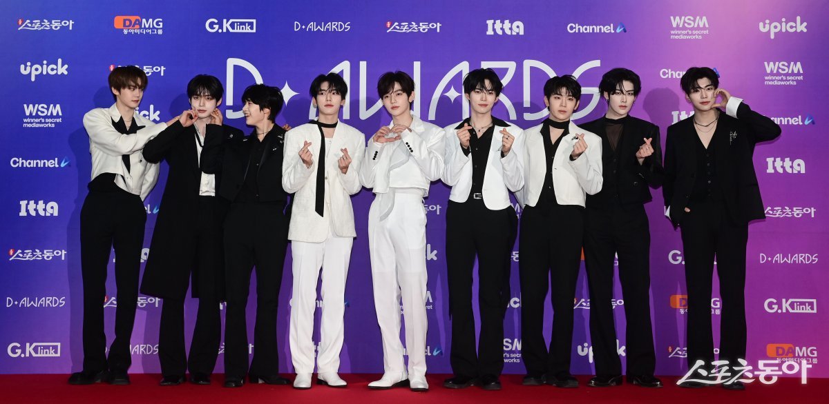 스포츠동아가 주최하고 ‘유픽과 함게하는 제1회 디 어워즈(D Awards with UPICK)’(주최: 스포츠동아, WSM · 주관: UPICK, WSM · 후원: G.K Link, ITTA)가 22일 고려대학교 화정체육관에서 열렸다. 제로베이스원이 포즈를 취하고 있다.  주현희 기자 teth1147@donga.com