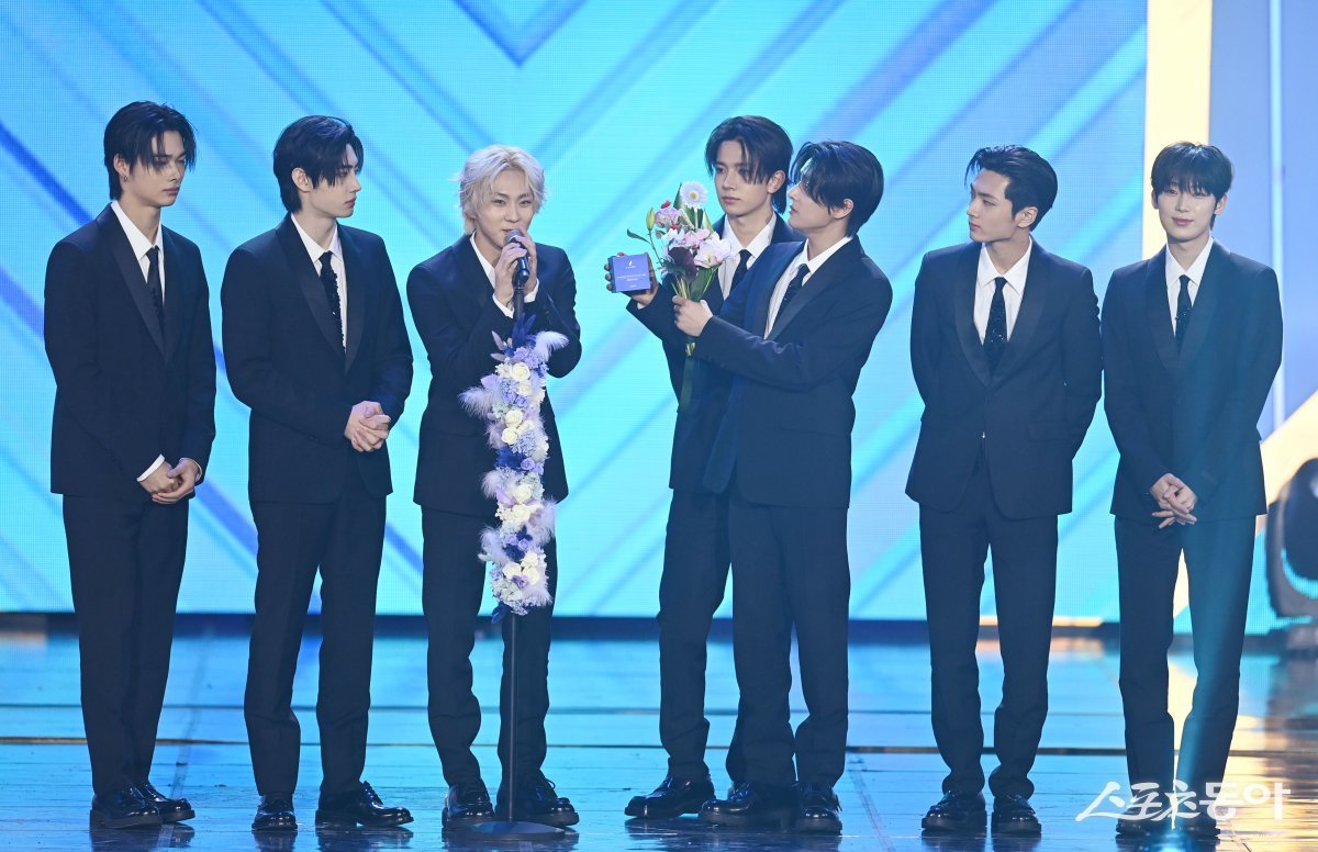 스포츠동아가 주최하고 ‘유픽(upick)’과 WSM이 주관하는 ‘유픽과 함께 하는 제1회 디 어워즈(D Awards with upick)’(주최: 스포츠동아, WSM · 주관: UPICK, WSM · 후원: G.K Link, ITTA)가 22일 서울 고려대학교 화정체육관에서 개최됐다. 디 어워즈 딜라이트 블루라벨(D*AWARDS DELIGHTS BLUE LABEL)를 수상한 ENHYPEN(엔하이픈)이 수상 소감을 밝히고 있다. 주현희 기자 teth1147@donga.com