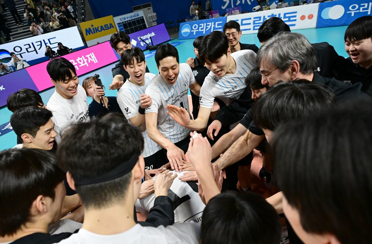 필립 블랑 현대캐피탈 감독과 선수들이 22일 장충체육관에서 열린 V리그 남자부 5라운드 원정경기에서 우리카드를 꺾고 7시즌 만에 정규리그 우승을 확정한 뒤 서로의 등을 두드려주며 기뻐하고 있다. 사진제공|KOVO