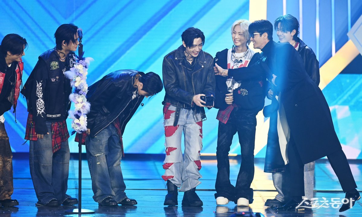 스포츠동아가 주최하고 ‘유픽(upick)’과 WSM이 주관하는 ‘유픽과 함께 하는 제1회 디 어워즈(D Awards with upick)’(주최: 스포츠동아, WSM · 주관: UPICK, WSM · 후원: G.K Link, ITTA)가 22일 서울 고려대학교 화정체육관에서 개최됐다. 디 어워즈 블랙라벨 올해의 앨범(D*AWARDS BLACK LABEL Album of the Year)에 선정된 ENHYPEN(엔하이픈)이 배우 차승원으로부터 트로피를 받고 있다.  주현희 기자 teth1147@donga.com