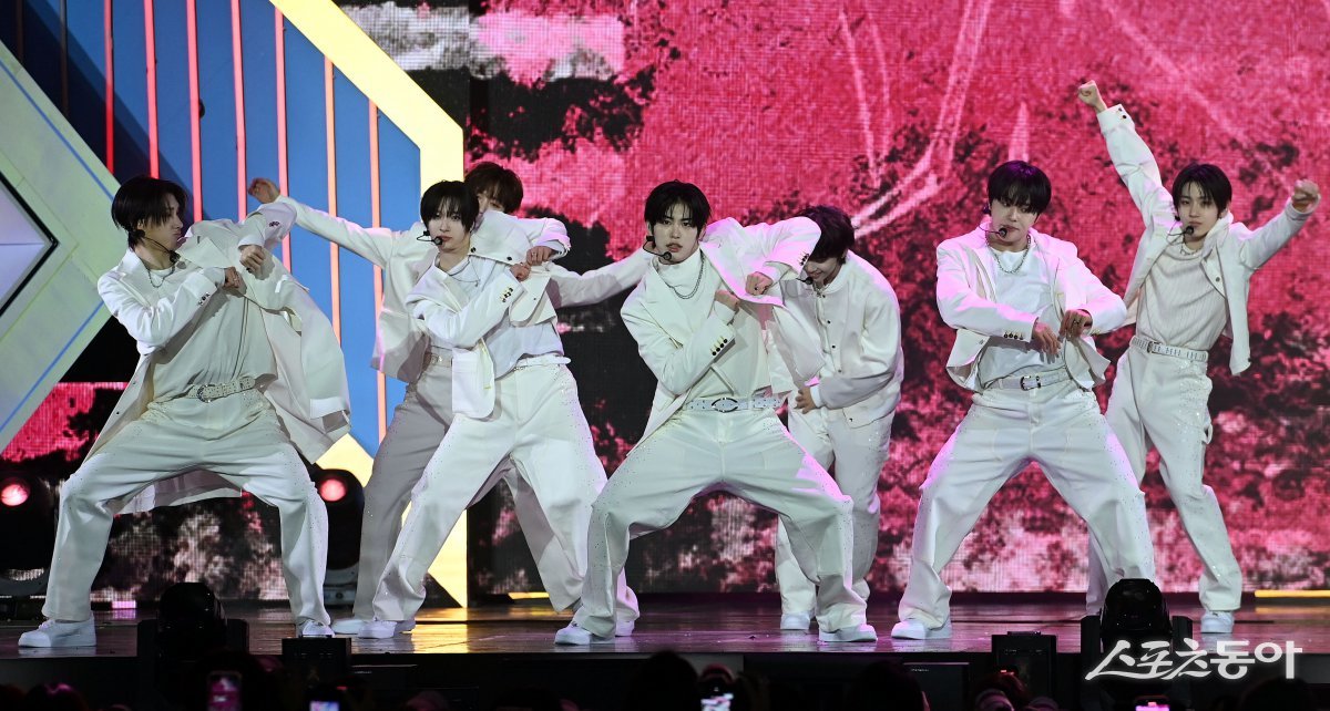 스포츠동아가 주최하고 ‘유픽(upick)’과 WSM이주관하는 ‘유픽과 함께 하는 제1회 디 어워즈(D Awards with upick)’(주최: 스포츠동아, WSM · 주관: UPICK, WSM · 후원: G.K Link, ITTA)가 22일 서울 고려대학교 화정체육관에서 개최됐다. 디 어워즈 시상식에 참석한 킥플립(KickFlip)이 공연을 펼치고 있다.
김민성 기자 marineboy@donga.com