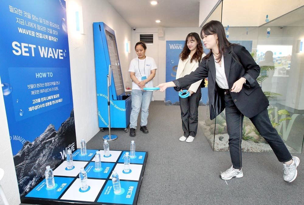 팝업스토어 ‘잔잔한 일상의 새로운 물결, 웨이브’를 찾은 고객들. 사진제공｜제주개발공사