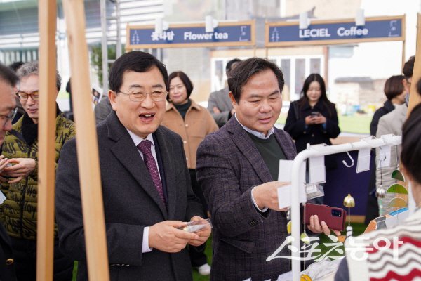 주낙영 경주시장(왼쪽)이 점검단과 하이코를 방문해 SOM1 준비실태를 점검하고 있다. 사진제공 ㅣ 경주시