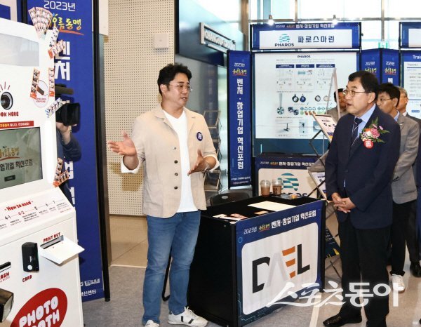 주낙영 경주시장이 해오름동맹 벤처 창업기업 혁신포럼에서 현장을 둘러보고 있다. 사진제공 ㅣ 경주시