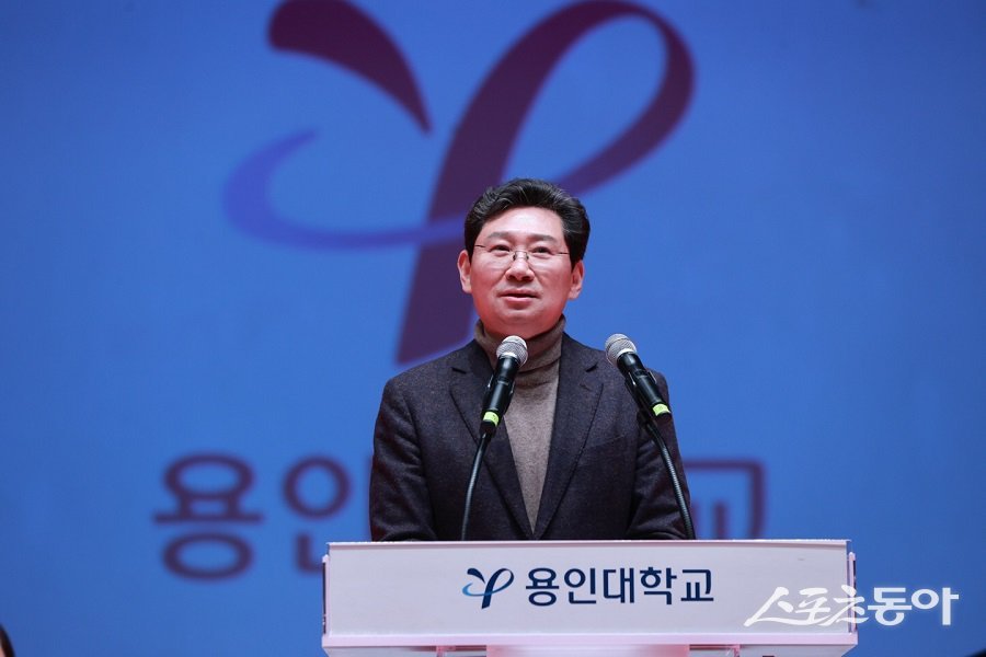 이상일 용인특례시장은 지난 21일 오전 용인대학교 단호홀에서 열린 ‘2024학년도 용인대학교 학위수여식’에 참석해 졸업생들에게 축하와 격려의 메시지를 전했다. 사진제공|용인시청