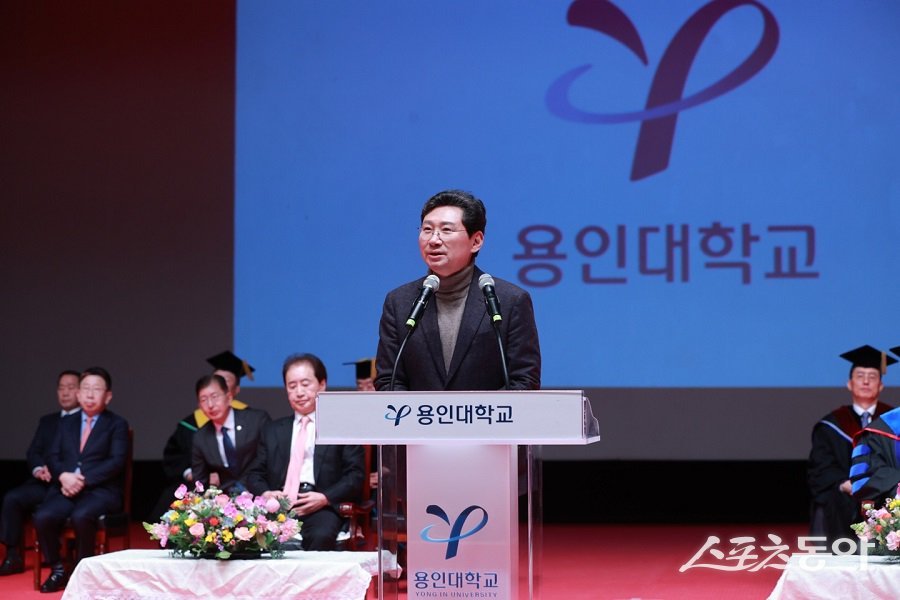 이상일 용인특례시장은 지난 21일 오전 용인대학교 단호홀에서 열린 ‘2024학년도 용인대학교 학위수여식’에 참석해 졸업생들에게 축하와 격려의 메시지를 전했다. 사진제공|용인시청