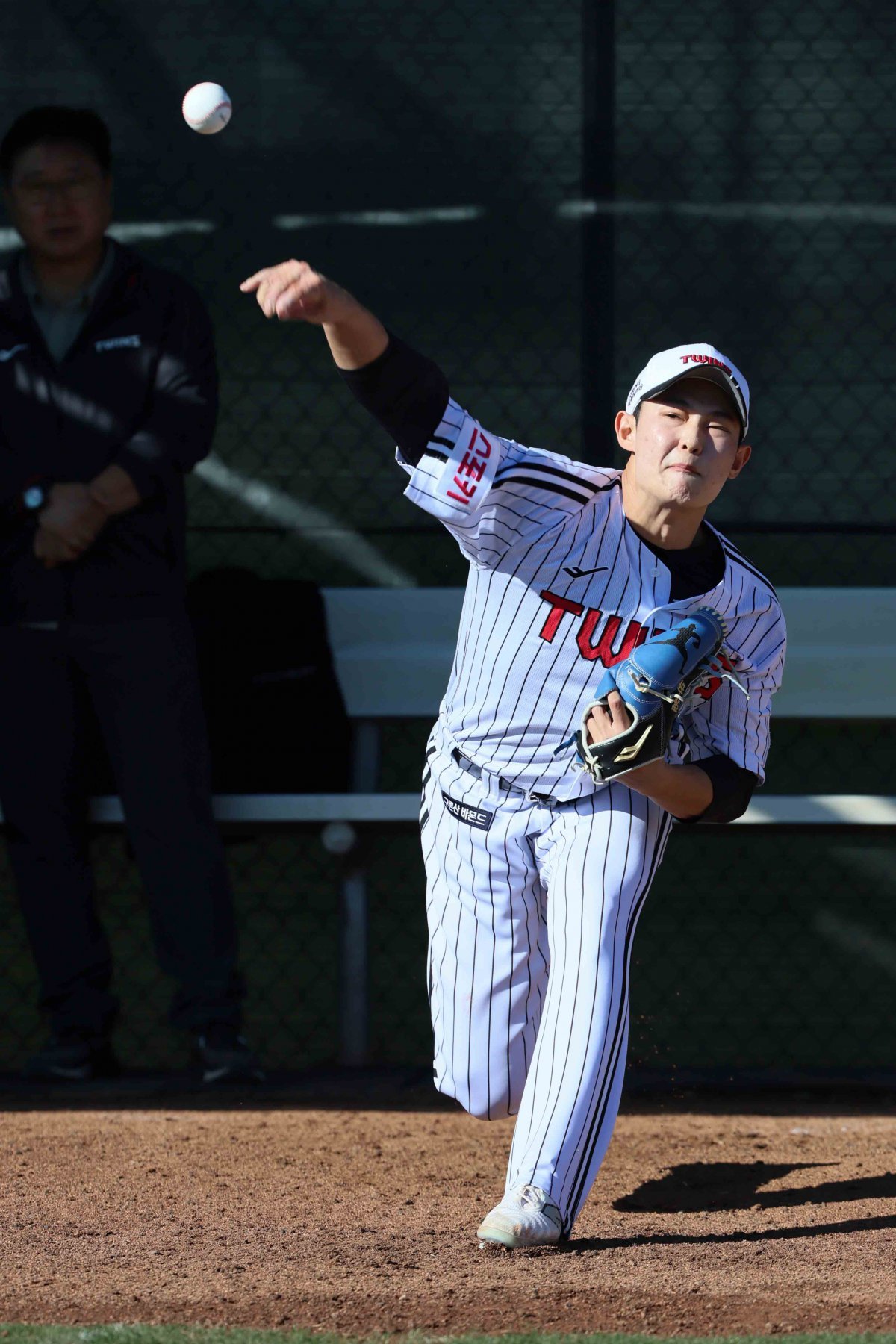 LG 새 마무리투수 장현식은 발등 인대 일부 손상이 발견됐다. 심한 부상은 아니지만, 개막전 등판은 미지수다. LG는 2차 스프링캠프에서 대안으로 김영우를 테스트한다. 사진제공｜LG 트윈스