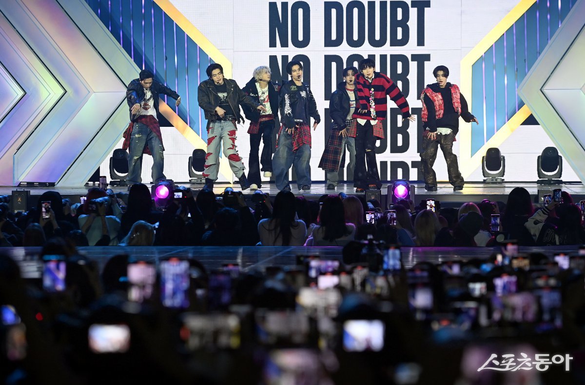 스포츠동아가 주최하고 ‘유픽(upick)’과 WSM이주관하는 ‘유픽과 함께 하는 제1회 디 어워즈(D Awards with upick)’(주최: 스포츠동아, WSM · 주관: UPICK, WSM · 후원: G.K Link, ITTA)가 22일 서울 고려대학교 화정체육관에서 개최됐다. 디 어워즈 시상식에 참석한 ENHYPEN(엔하이픈)이 공연을 펼치고 있다.
김민성 기자 marineboy@donga.com