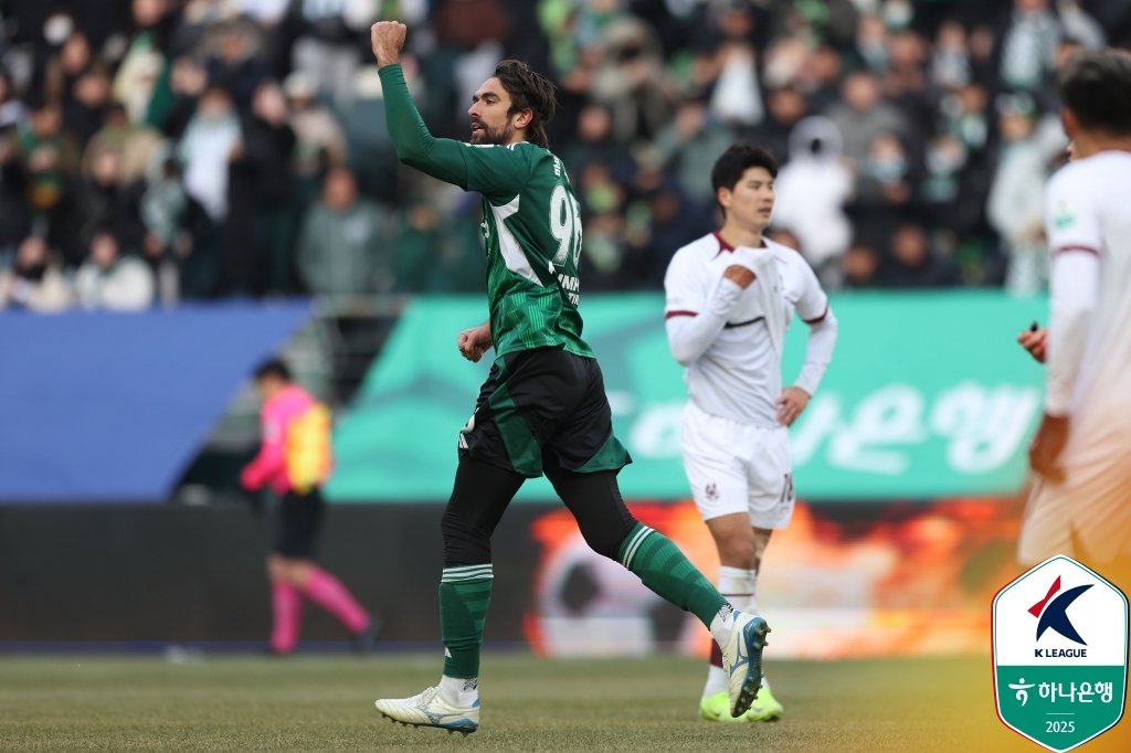 전북 공격수 콤파뇨가 23일 전주월드컵경기장에서 열린 K리그1 2라운드 광주와 홈경기 전반 20분 1-1 동점골을 터트린 뒤 기뻐하고 있다. 사진제공|한국프로축구연맹