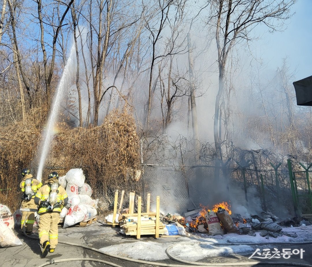양주시 장흥면 임야에 연소확대 진압중인 소방관. 사진제공ㅣ경기도북부청