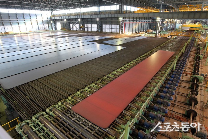 현대제철 후판공장에서 후판이 생산되고 있다. 사진제공ㅣ현대제철
