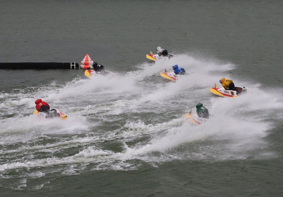 미사리경정장에서 출전 선수들이 1턴 마크를 돌며 경합을 벌이고 있다 사진제공|국민체육진흥공단