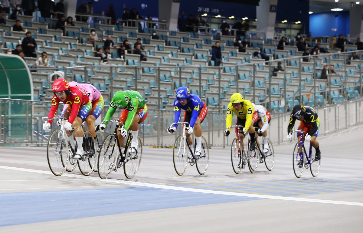 결승선 3m 앞에서 정종진(초록색)을 극적으로 추월하며 선두로 들어오는 정동진(붉은색).     사진제공｜국민체육진흥공단