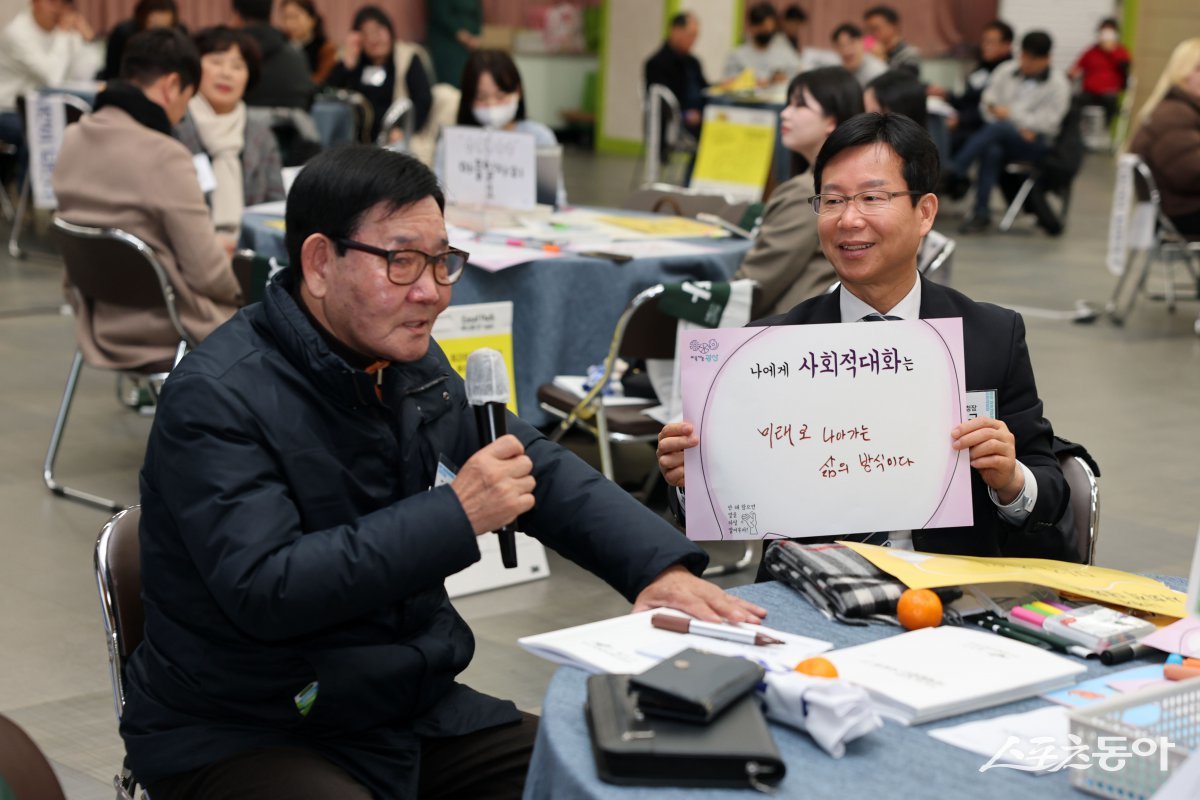 박병규 광산구청장이 지난 22일 구청 7층 윤상원홀에서 열린 제5차 지속가능 일자리 의제발굴단 사회적 대화에 참석해 녹서 제작에 관한 시민 의견을 듣고 있는 모습. 사진제공=광주광역시 광산구