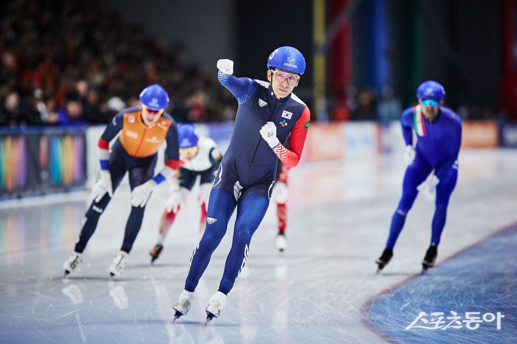이승훈(가운데)이 24일(한국시간) 열린 ISU 2024~2025시즌 월드컵 시리즈 5차 대회 남자 매스스타트에서 1위로 골인한 뒤 환호하고 있다. 사진제공|ISU