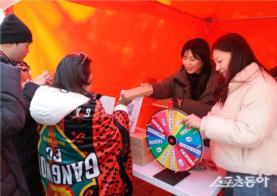 지난 2월 23일 강원관광재단은 강원 FC 홈경기 개막식에서 홍보 부스를 운영했다. 사진제공|강원관광재단