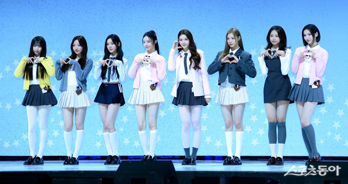 SM엔터테인먼트의 신인 걸그룹 하츠투하츠(Hearts2Hearts, 왼쪽부터 예온, 스텔라, 유하, 이안, 에이나, 주은, 카르멘, 지우))가 24일 서울 광진구 예스24 라이브홀에서 열린 첫 싱글 ‘The Chase’(더 체이스)’ 발매 쇼케이스에서 포토타임을 갖고 있다. 김종원 기자 won@donga.com