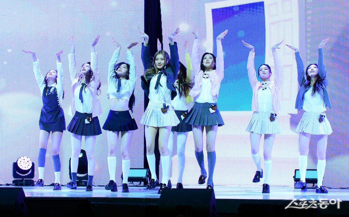 SM엔터테인먼트의 신인 걸그룹 하츠투하츠(Hearts2Hearts)가 24일 서울 광진구 예스24 라이브홀에서 열린 첫 싱글 ‘The Chase’(더 체이스)’ 발매 쇼케이스에서 화려한 무대를 펼치고 있다. 김종원 기자 won@donga.com