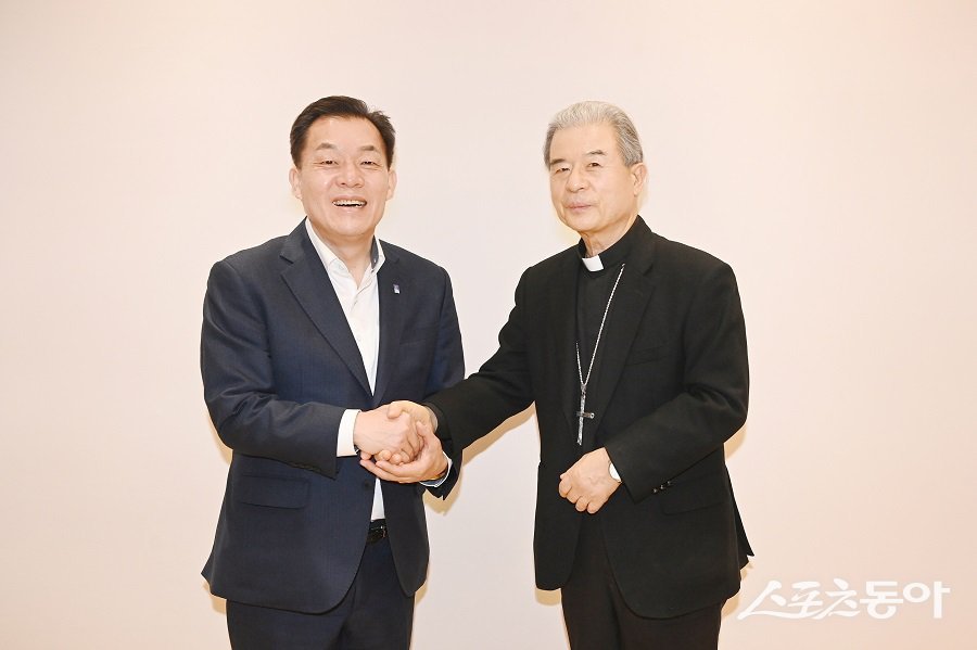 이재준 수원시장과 수원교구장 이용훈 주교가 함께하고 있다. 사진제공|수원시청