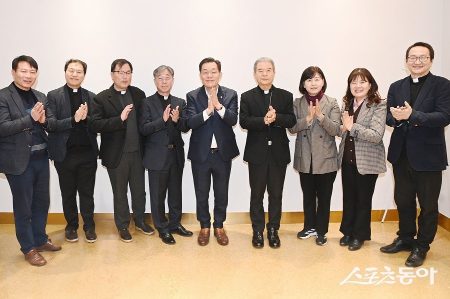 이재준 시장(왼쪽 5번째), 이용훈 주교(오른쪽 4번째)과 수원시·수원교구 관계자가 기념촬영을 하고 있다. 사진제공|수원시청