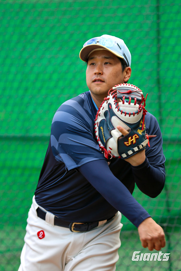 롯데 유강남이 대만 타이난 아시아-태평양국제야구훈련센터에서 포수훈련을 소화하고 있다. 사진제공|롯데 자이언츠