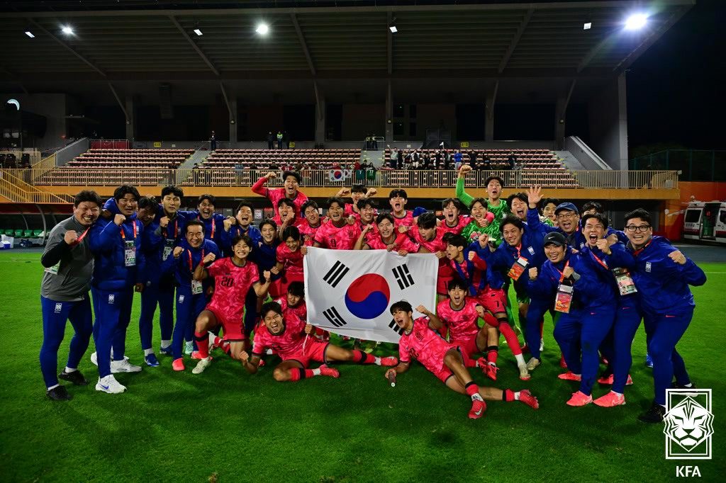 이창원 감독이 이끄는 U-20 대표팀이 23일 중국 선전 유소년훈련스타디움에서 벌어진 우즈베키스탄과 2025 U-20 아시안컵 8강전을 마친 뒤 준결승 진출을 자축하고 있다. 사진제공|대한축구협회