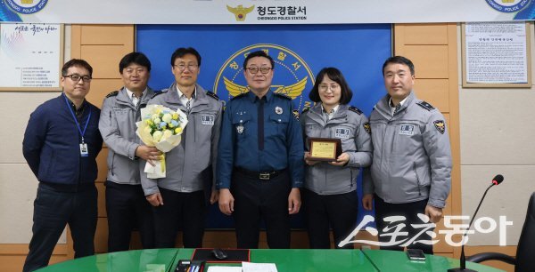 이일상 청도경찰서장(오른쪽 세번째)과 베스트 교통팀 선정 직원들이  기념 촬영하고 있다. 사진제공 ㅣ 청도서