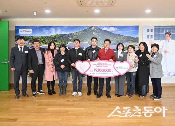 경북 사회적기업이 도내 미혼모와 싱글맘 가정에 성금을 전달하고 있다. 사진제공 ㅣ 경상북도