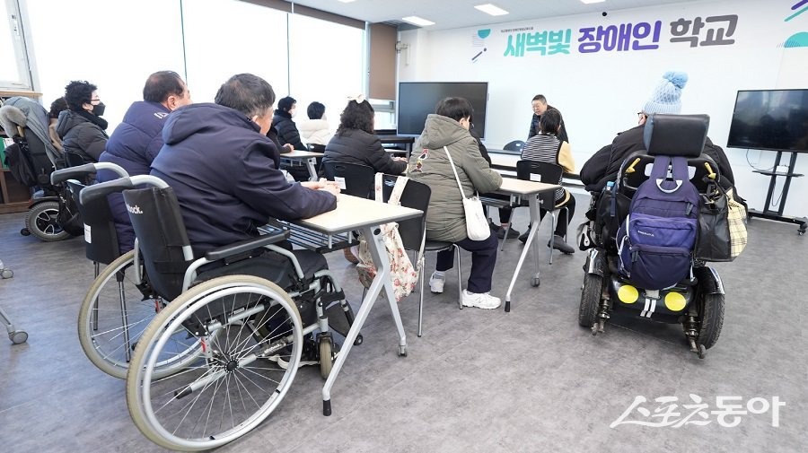 새벽빛 장애인학교 새 교실에서 신승우 교장이 훈화를 하고 있다. 사진제공|수원시청