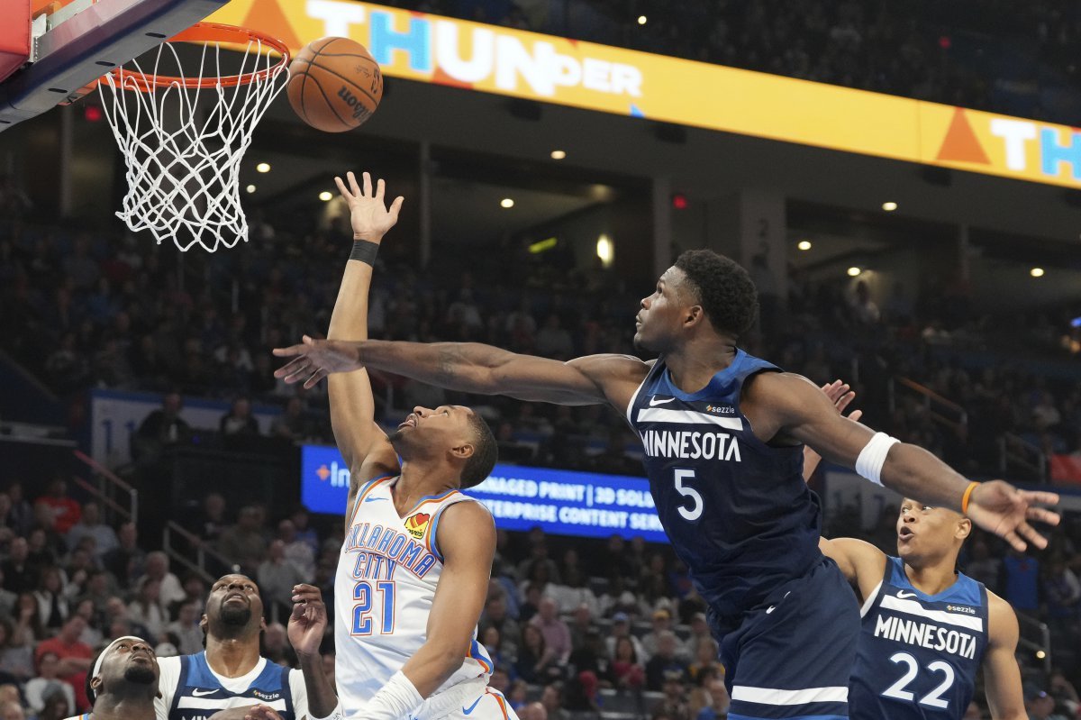 미네소타 앤서니 에드워즈(오른쪽)가 25일(한국시간) 페이컴센터에서 열린 오클라호마시티와 원정경기 도중 애런 위긴스의 슛을 막고 있다. 미네소타는 연장 접전 끝에 오클라호마시티를 꺾었다. 오클라호마시티(미 오클라호마주)｜AP뉴시스