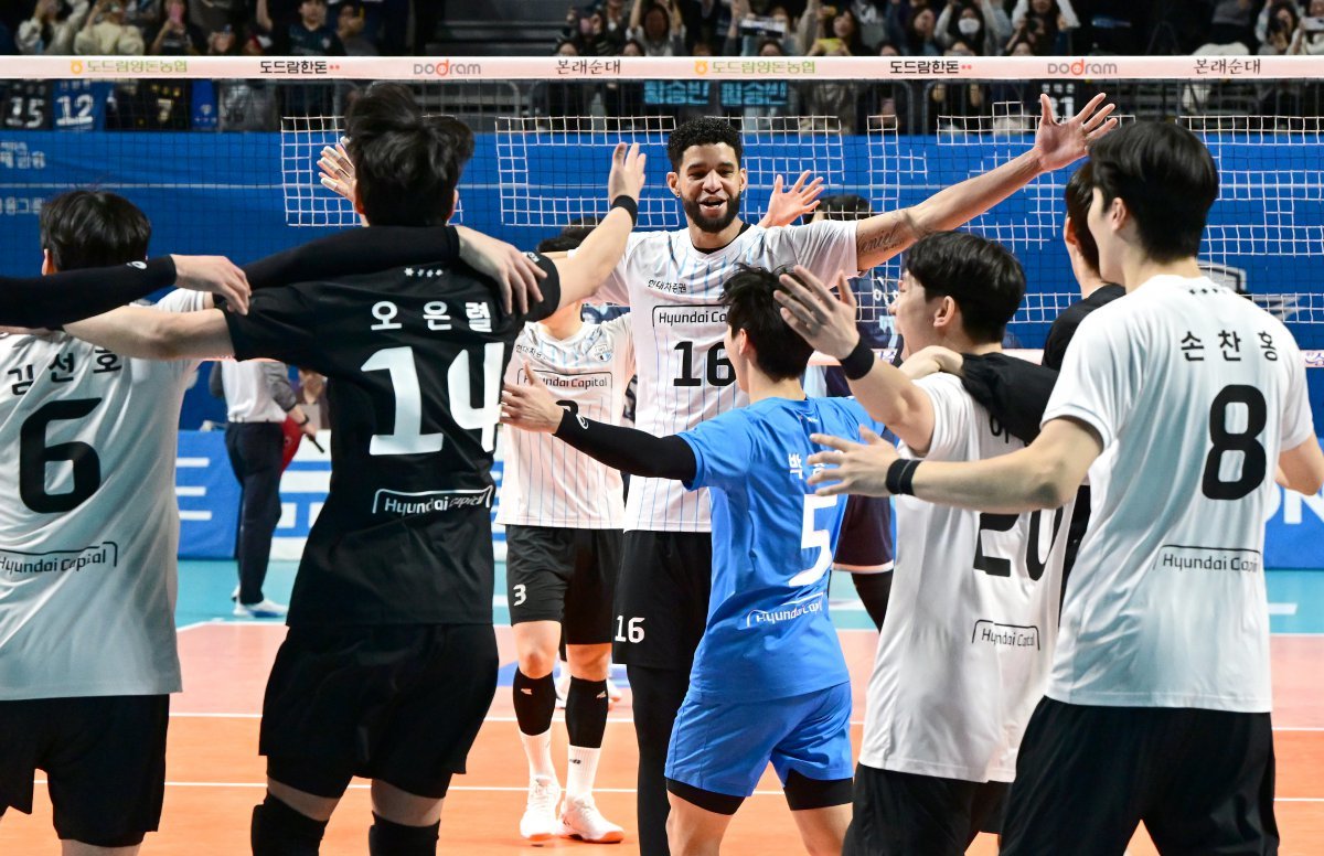 현대캐피탈 선수들이 22일 장충체육관에서 열린 우키카드와 원정경기에서 승리해 V리그 역대 최단기간 정규리그 1위를 확정한 뒤 기뻐하고 있다. 사진제공|KOVO