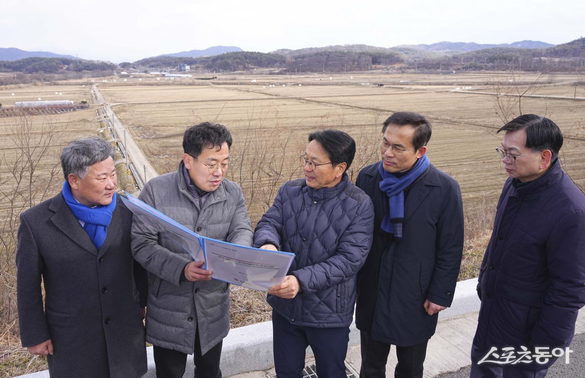 강기정 광주광역시장이 지난 24일 남구 광주실감콘텐츠큐브(GCC)에서 열린 ‘제5차 광주시-시민사회단체 토론회’에 참석해 광주 발전을 위한 협력 방안을 논의하고 있는 모습. 사진제공=광주광역시