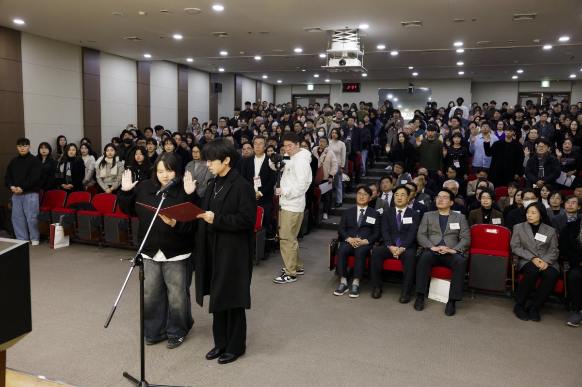 입학생 대표가 신입생을 대표해 선서를 낭독하고 있다.