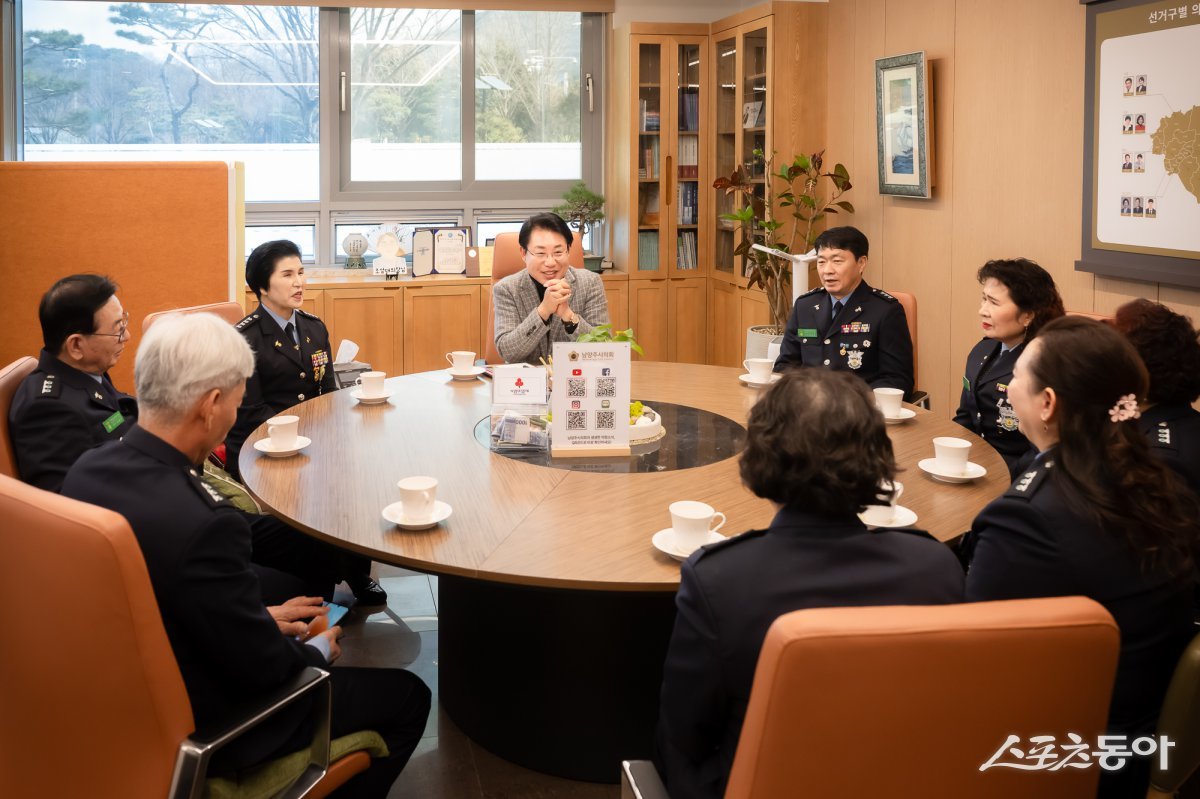 조성대 남양주시의회 의장(윈쪽 네번째)이 25일 의장실에서 남양주시새마을교통봉사대와 차담회 개최하고 있다. 사진제공ㅣ남양주시의회