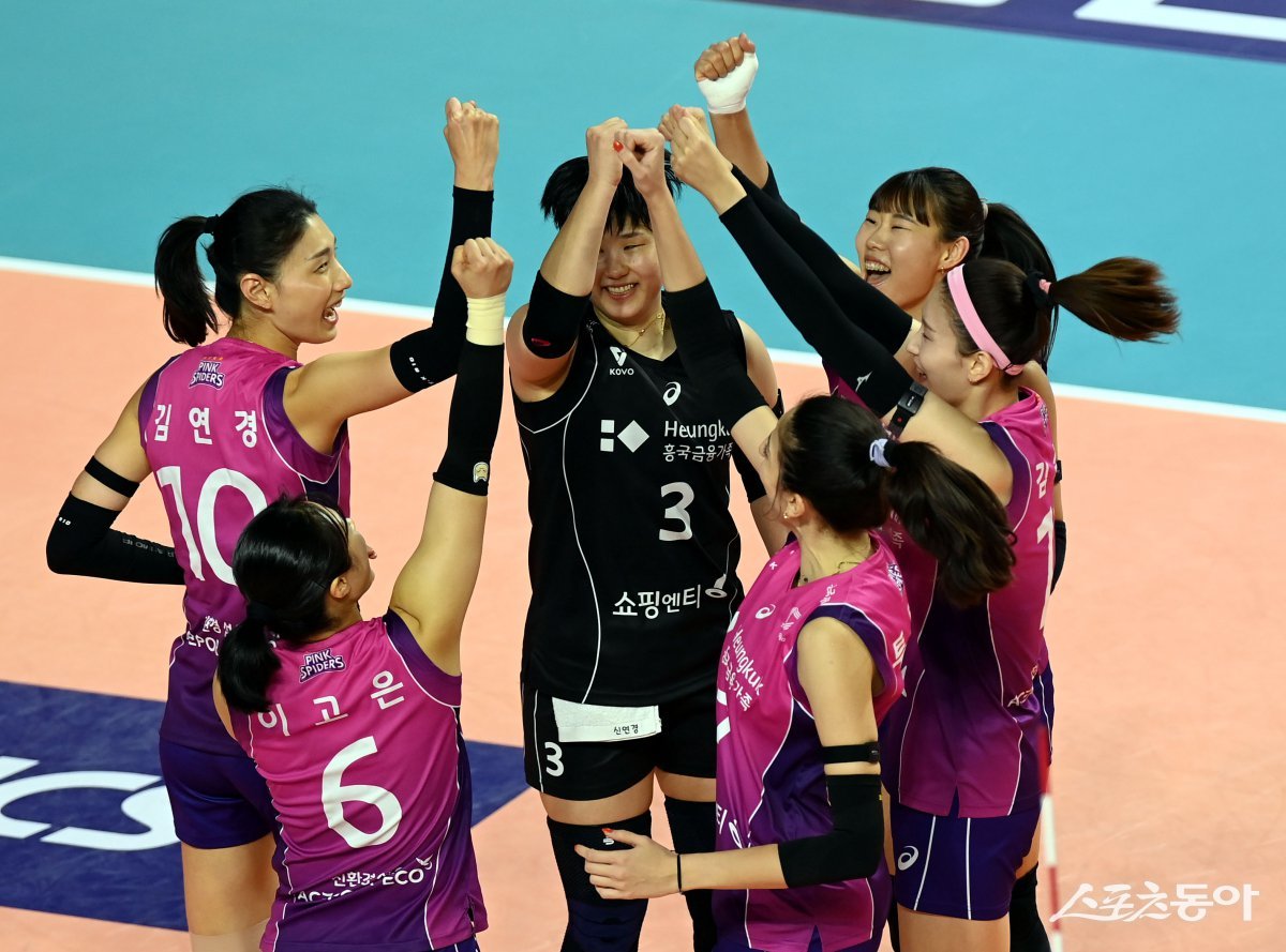 흥국생명 김연경(10번)이 25일 인천삼산월드체육관에서 열린 IBK기업은행과의 V리그 여자부 홈경기에서 서브 에이스에 성공한 뒤 팀 후배들과 흥겨운 세리머니를 펼치고 있다. 이날 승리한 흥국생명은 26일 정관장이 GS칼텍스에게 패하면서 2시즌 만의 정규리그 우승을 확정했다. 인천|김민성 기자 marineboy@donga.com