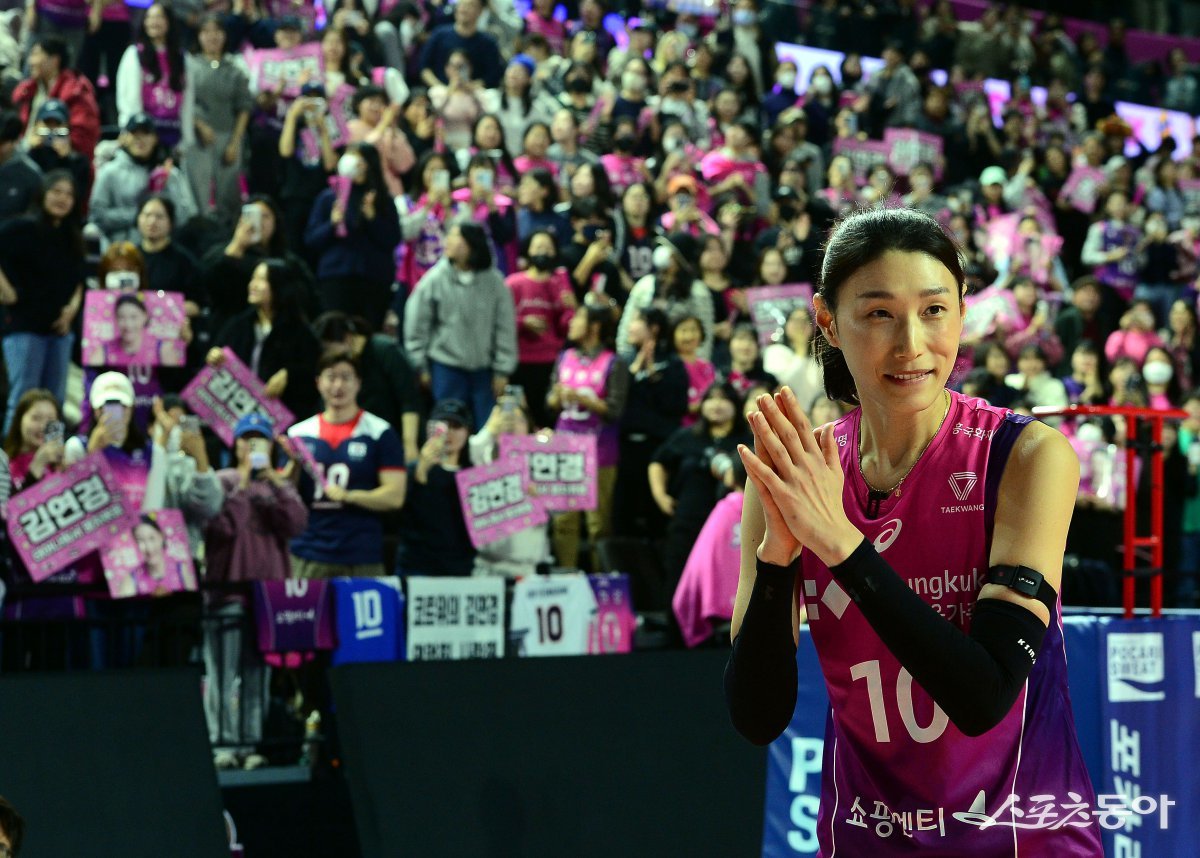 흥국생명 김연경이 25일 인천 삼산월드체육관에서 열린 V리그 여자부 홈경기에서 IBK기업은행를 꺾고 정규리그 1위 탈환에 바짝 다가선 뒤 홈 관중을 향해 박수를 보내며 기쁨을 나누고 있다.  인천｜김민성 기자 marineboy@donga.com