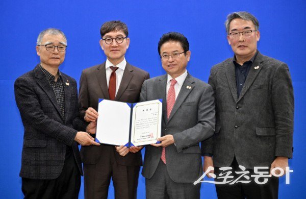 지방분권전국회의는 경북에서 개최된 분권개헌 포럼에서 분권개헌 추진 선언문을 채택하고 있다. 사진 ㅣ 경북도