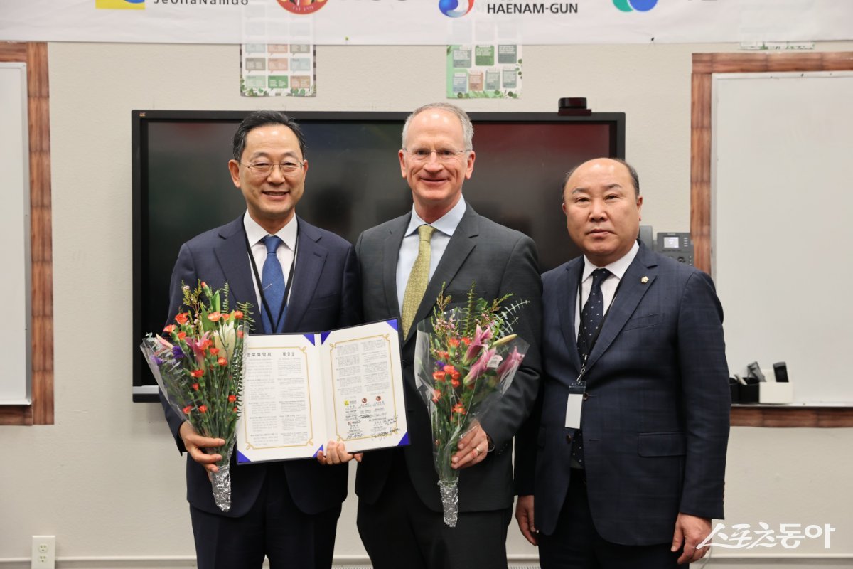 명현관 해남군수가 25일(현지시간) 미국 캘리포니아 소재 레드랜드 크리스천 스쿨(RCS)을 방문해 솔라시도 기업도시 내 국제학교 유치를 위한 업무협약을 체결했다. 사진제공=해남군