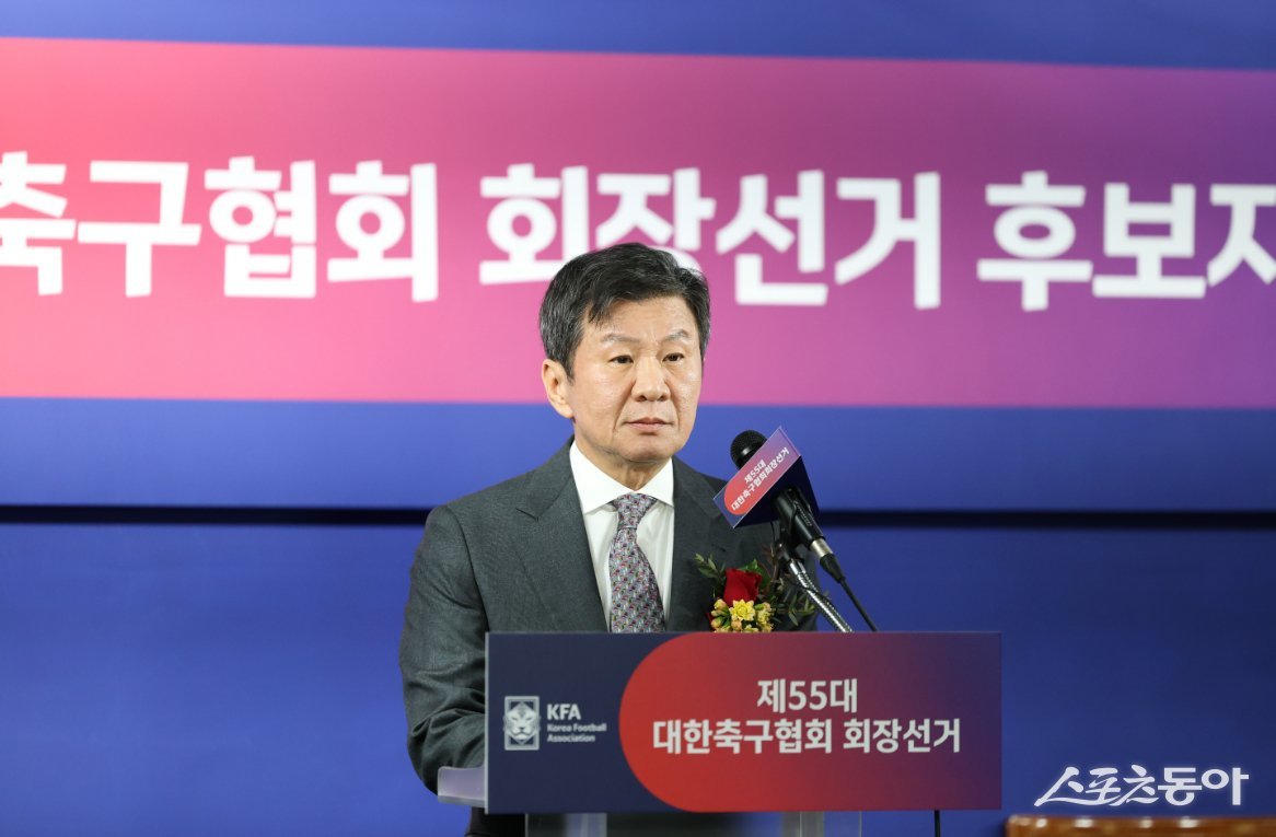 정몽규 회장이 26일 서울 신문로 축구회관에서 열린 제55대 대한축구협회장 선거에서 당선됐다. 투표에 앞서 후보자 연설을 하는 정 회장. 김민성 기자 marineboy@donga.com