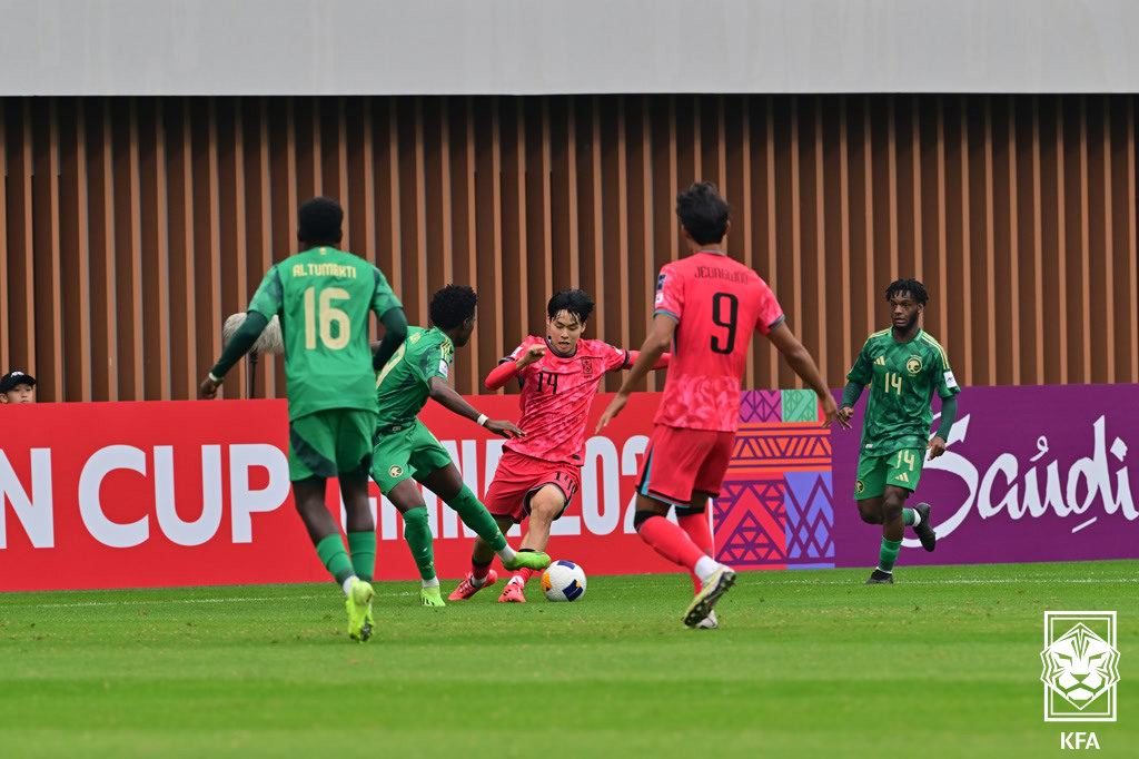 U-20 대표팀 미드필더 백민규(가운데)가 26일 중국 선전 유소년훈련경기장에서 열린 사우디와 2025 U-20 아시안컵 준결승 도중 돌파를 시도하고 있다. 사진제공｜대한축구협회