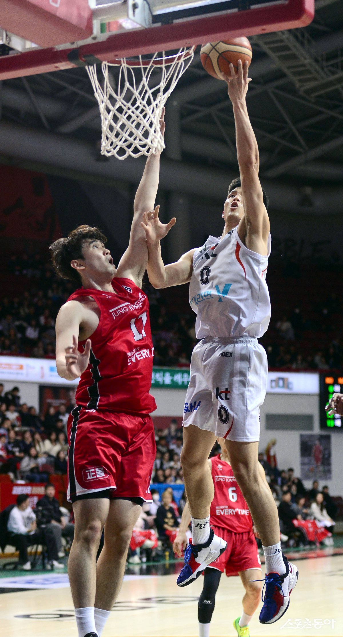 KT 하윤기(오른쪽)가 6일 안양정관장아레나에서 열린 정관장과 원정경기 도중 골밑 공격을 시도하고 있다. 전·후반 극과 극의 경기력을 보인 KT가 정관장에 역전승을 거뒀다. 안양|김종원 기자 won@donga.com