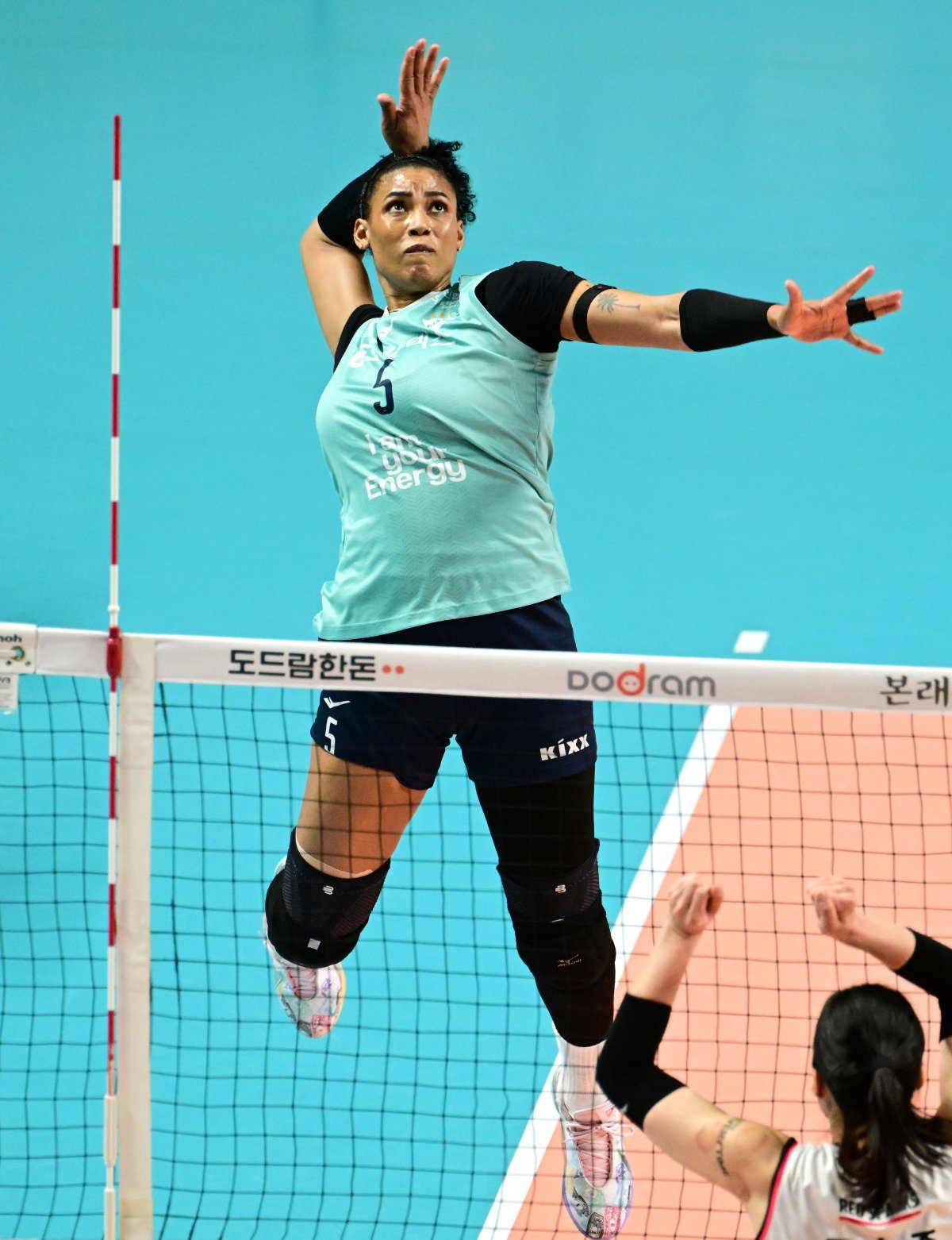 GS칼텍스 실바가 26일 장충체육관에서 벌어진 정관장과 ‘도드람 2024~2025 V리그’ 여자부 정규리그 6라운드 홈경기 도중 스파이크를 날리고 있다. 실바가 34점을 뽑은 GS칼텍스는 3-1로 이겨 정관장의 정규리그 우승 도전을 막아섰다. 사진제공|KOVO