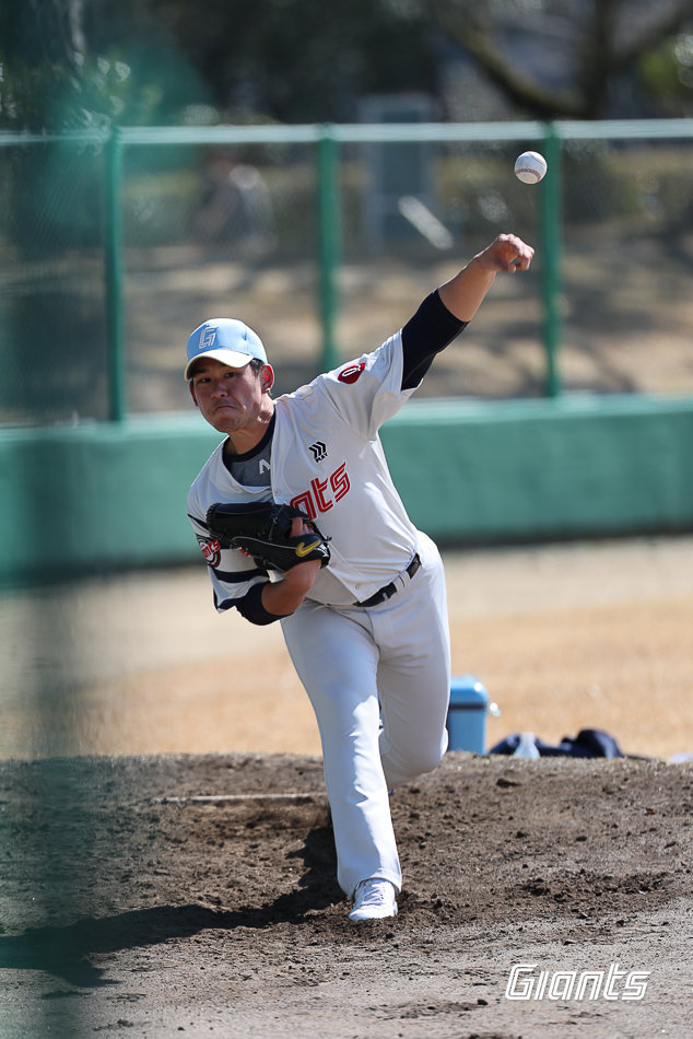 롯데 좌완 김진욱이 24일 일본 미야자키 2차 스프링캠프에서 투구 훈련을 하고 있다. 사진제공｜롯데 자이언츠