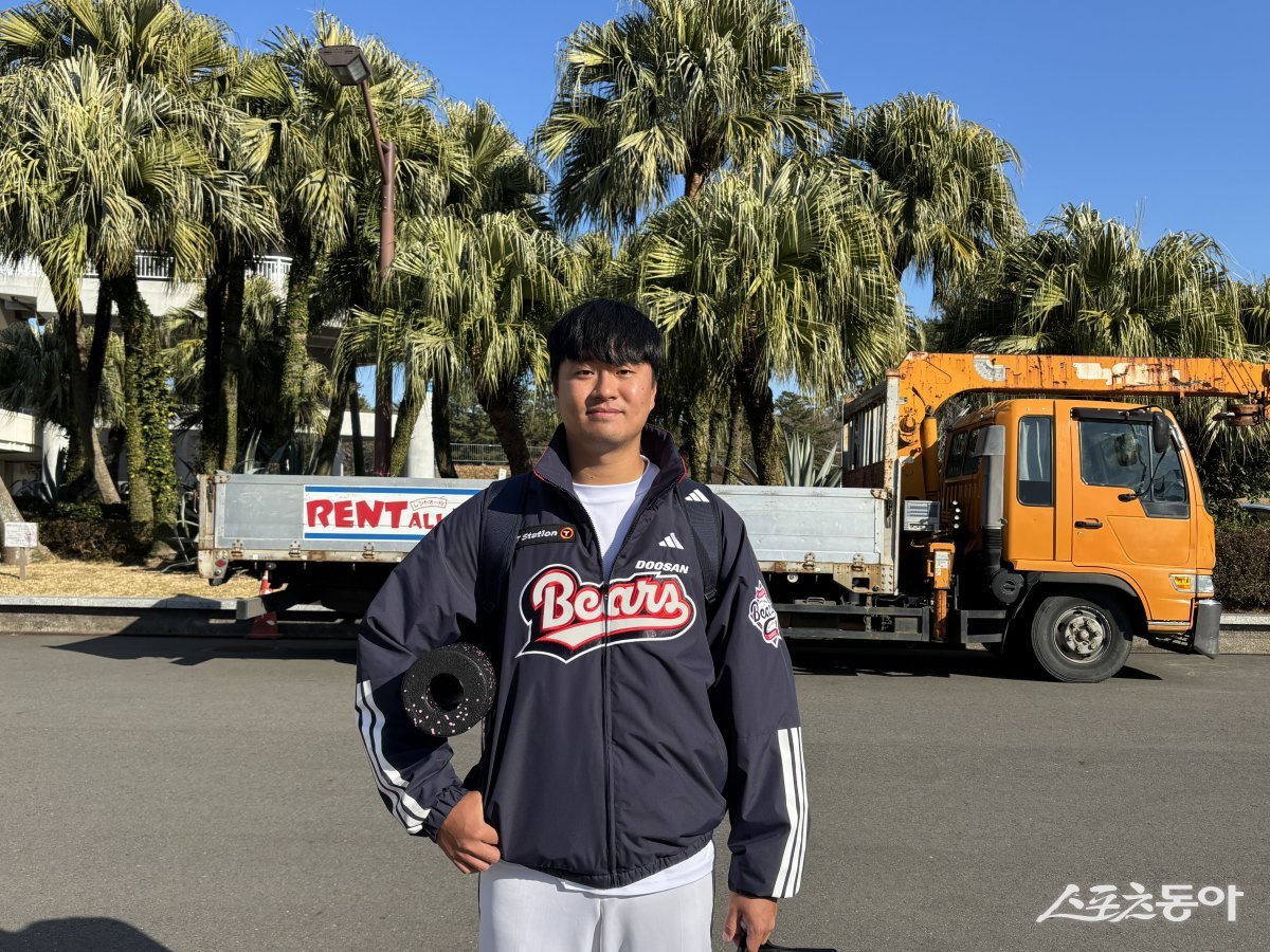 두산 이영하가 스포츠동아와 인터뷰를 마친 뒤 환하게 웃고 있다. 미야자키(일본)|강산 기자