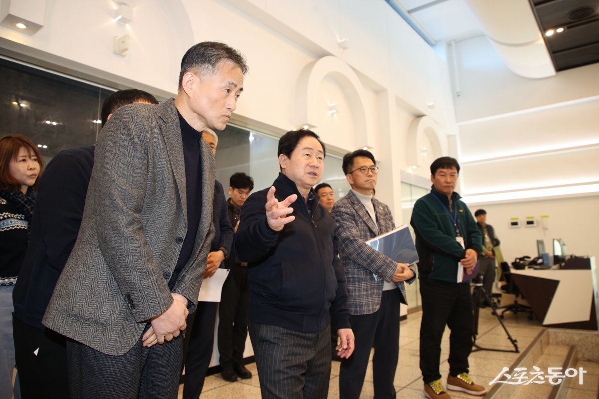 주광덕 남양주시장(윈쪽 두번째)은 26일 남양주시 스마트시티 통합센터와 북부택시쉼터 건립사업 현장을 점검하고 있다. 사진제공ㅣ남양주시