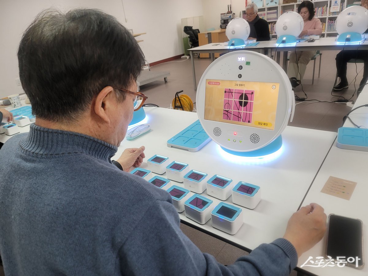 시니어프렌즈 사업단 어르신들이 직무교육을 받고 있다. 사진제공ㅣ성남시